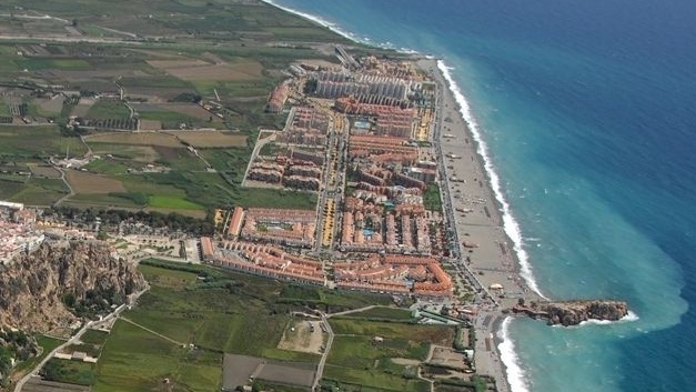 Imagen aérea del paseo marítimo de Salobreña.